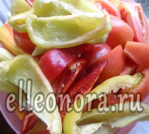 Овощи нарезать кусочками