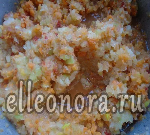 Пропустить овощи для кабачковой икры с помидорами через мясорубку