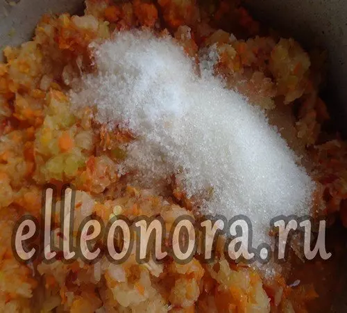 К овощам добавить соль и сахар