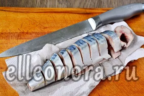 Нарезать скумбрию на кусочки