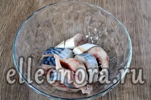 Поместить скумбрию в чашку для маринования