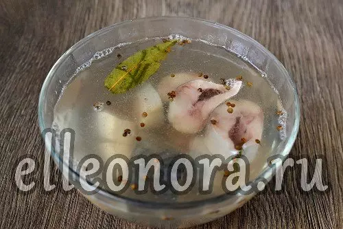 Заливаем рыбу маринадом