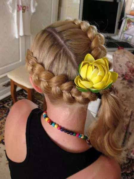 прическа для девочек с плетением кос фото