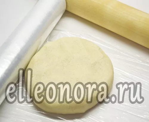 Замешать тесто для новогоднего печенья