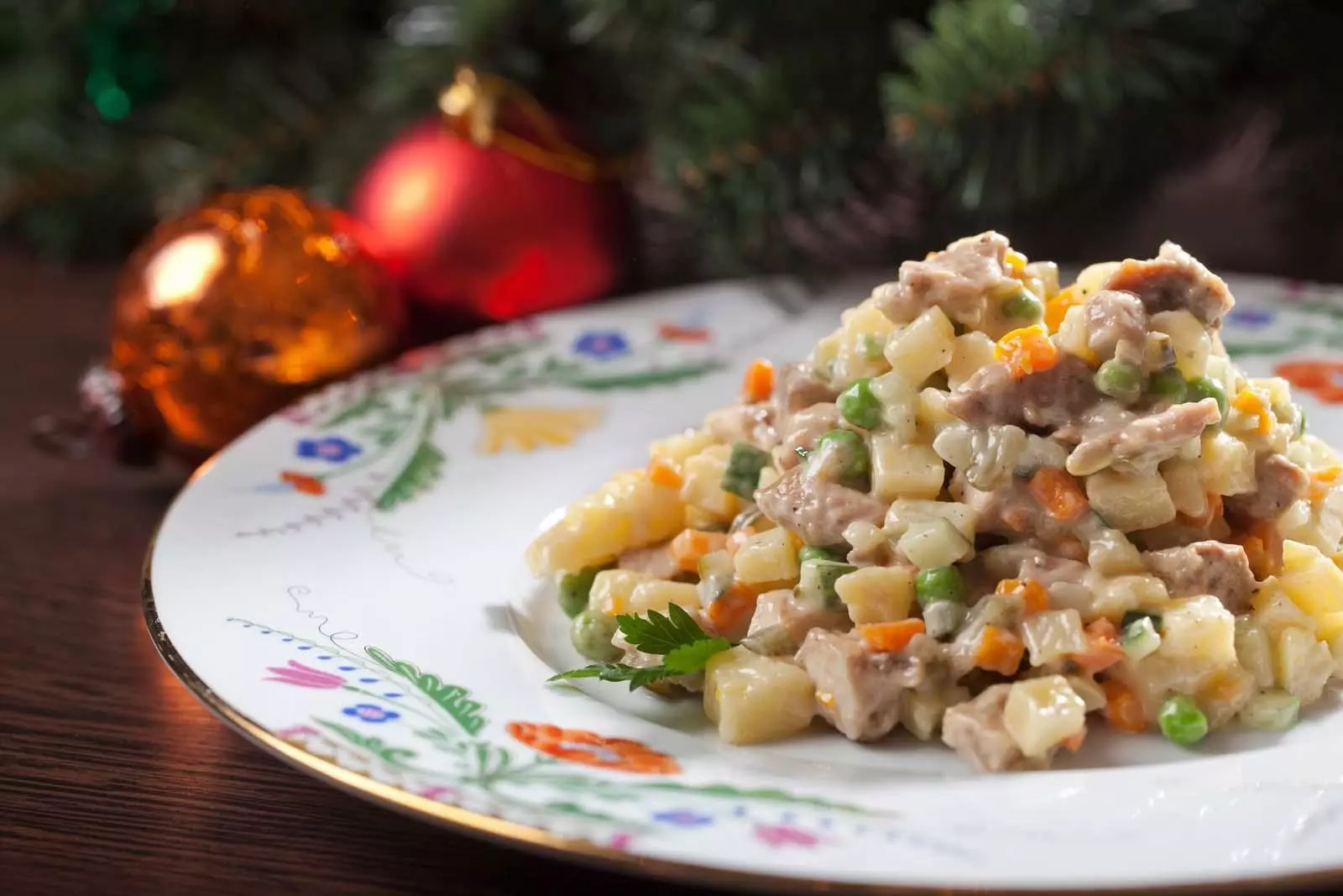 Салат Оливье с копченой курицей