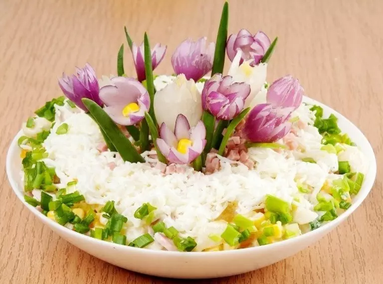 Вкусные салаты на 8 Марта: тематические рецепты с фото