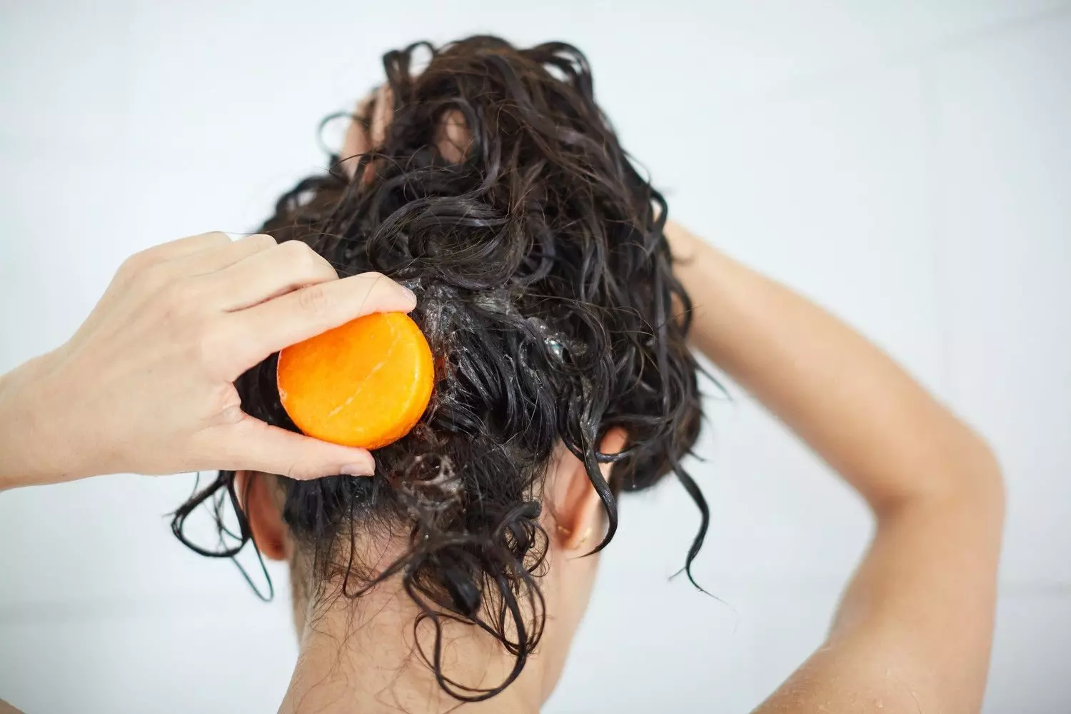 Как пользоваться твердым шампунем для волос