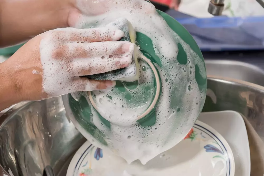 Чистая посуда без хлопот: научитесь мыть посуду правильно и с хорошим настроением