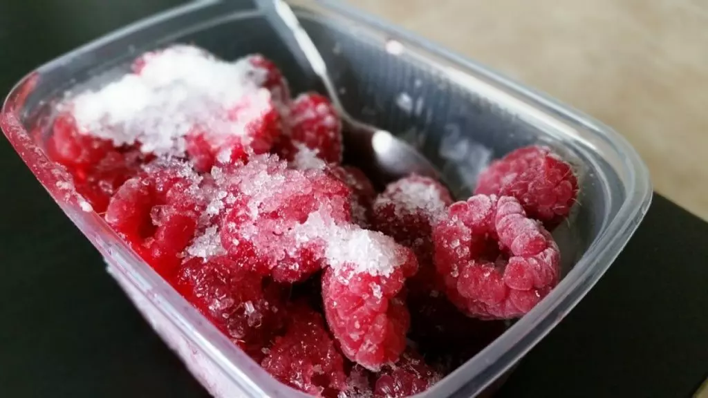 Как правильно замораживать сезонные ягоды на зиму: полезные советы