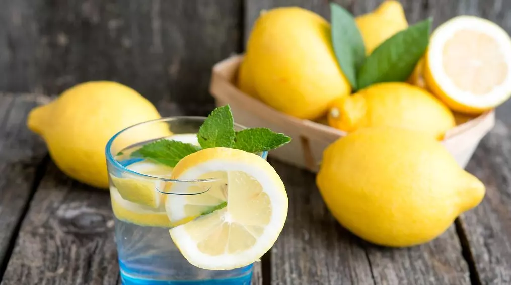 лимон улучшает пищеварение